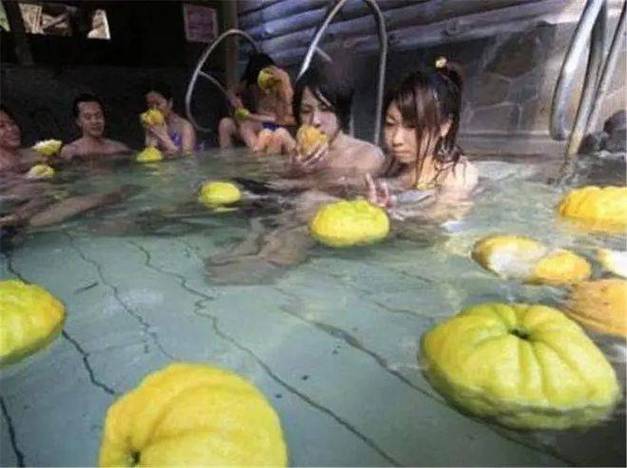男女一边摸一边做爽的相关介绍