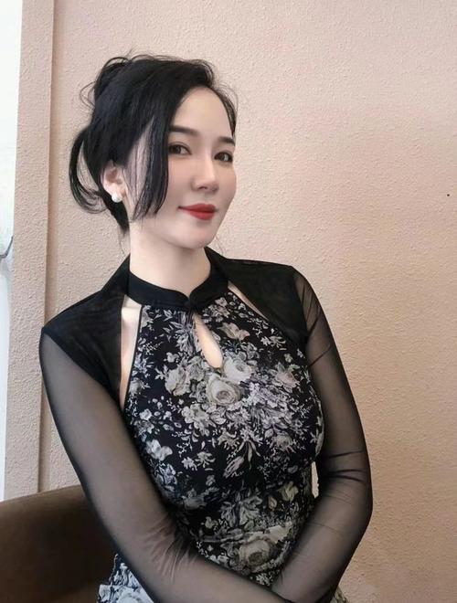 亚洲少妇第一时尚穿搭指南：2025年春季优雅与性感并存的潮流单品推荐