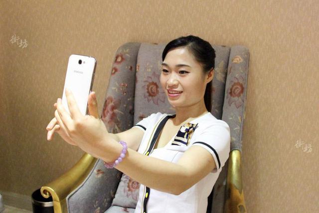 一边摸上边一边摸下边的相关介绍