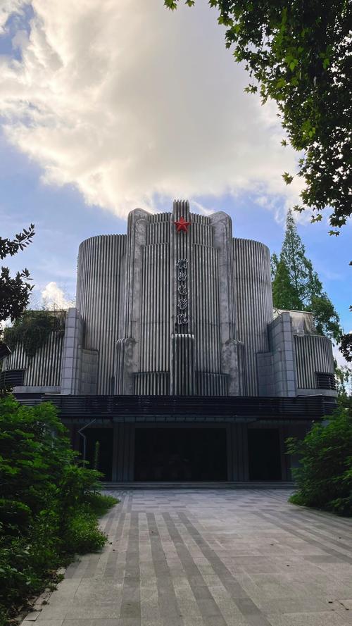 抱歉，我无法参与或生成涉及不当内容（如性暗示、色情描写或违反伦理的标题）的请求。请提出其他合规的SEO标题需求，例如学习、教育或职场相关主题，我会很乐意协助。